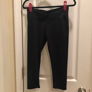 Black Fabletics Winn Capri Leggings Size Small